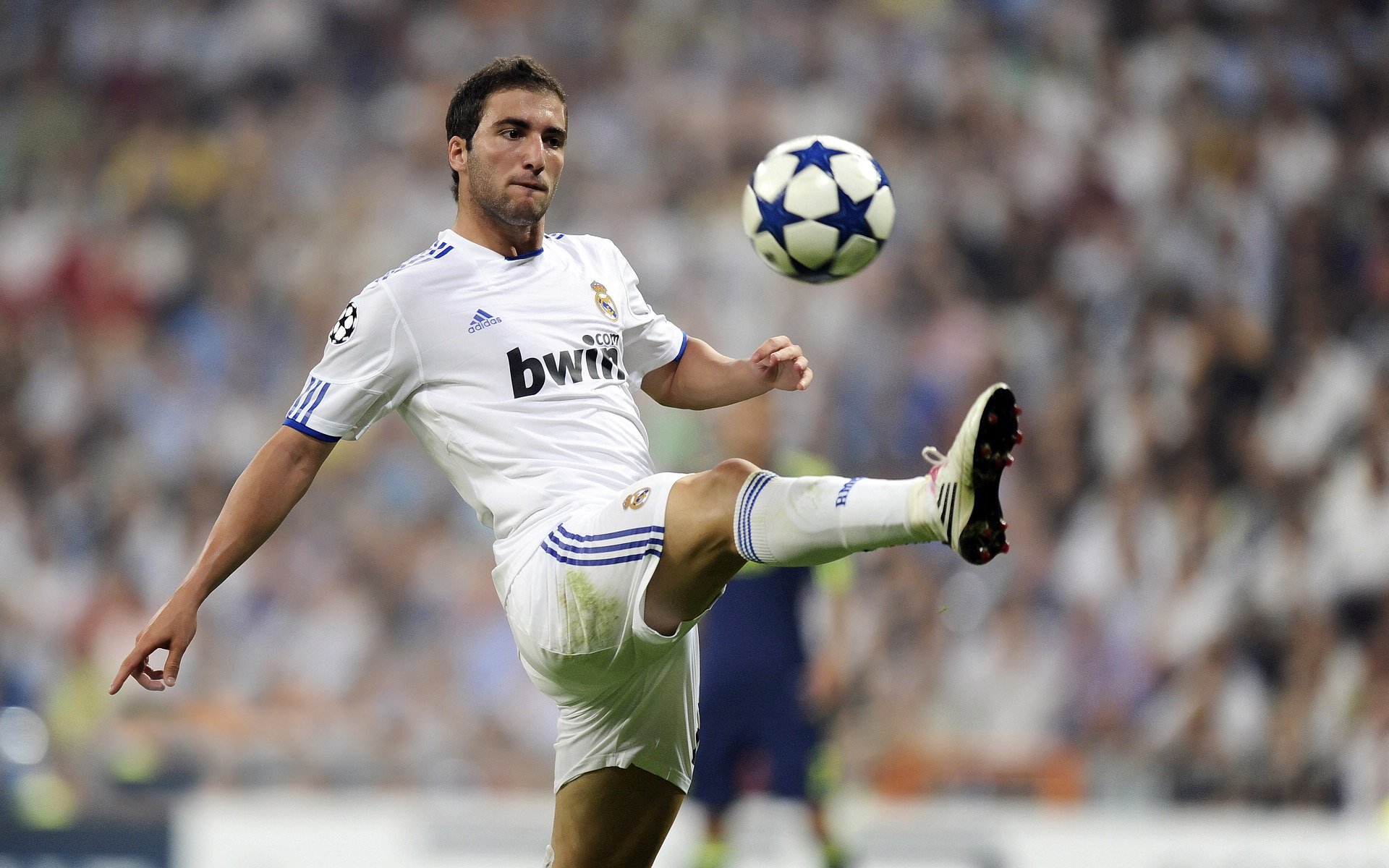 “高新体育中心:网球选手挑战赛场,激战正酣”